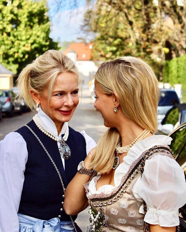 Женщина за 60 беседует со своей более молодой коллегой