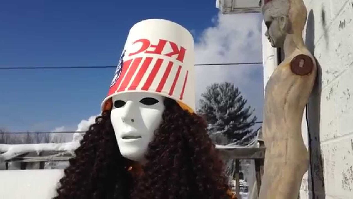 Брайан Патрик Кэрролл (известный под псевдонимом Buckethead). Снимок из открытого источника
