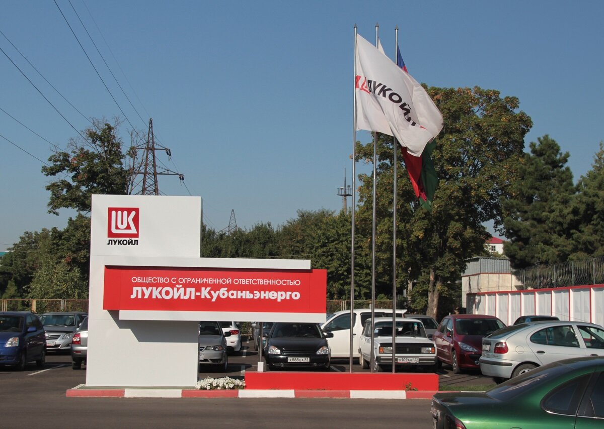 Стела перед проходной