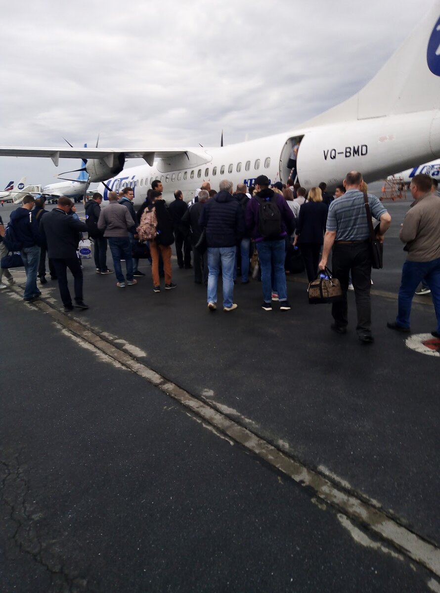 Ладно, осталось чуть-чуть. Классно, конечно, автобус подогнали (думала пешком через поле погонят, с них станется), провезли 100 метров и вот оно, чудо техническое. ATR72-500 маленький, смешной самолетик и трапик к нему прикатили маленький и смешной, на 4 ступеньки. Ну как тут не сфотать для истории?!? И опять без прилюдий крик на все летное поле "съемка запрещена"!!! Ну ёшкин кот, а где написано?? Ах, на входе мелкими буквами?? Ну товарищ, родненький, я через вход не ходила, буковок не видела, да и при всем желании не заметила бы… С моим зрением, усталостью и желанием покурить я ориентируюсь на слух и запахи, а буковки должны быть как минимум метровые. Так что пардон, и не орите на остальных пассажиров, которые тоже хотят запечатлеть сие чудо… В кратце, хамка питерская, понаехала тут. 