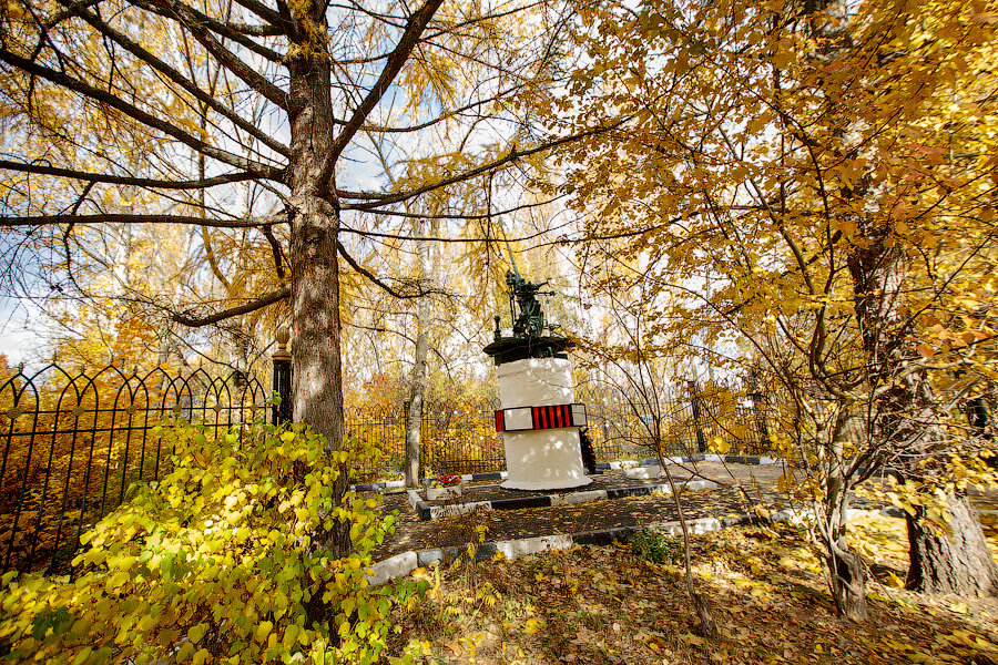 Осенний пейзаж. Памятник.