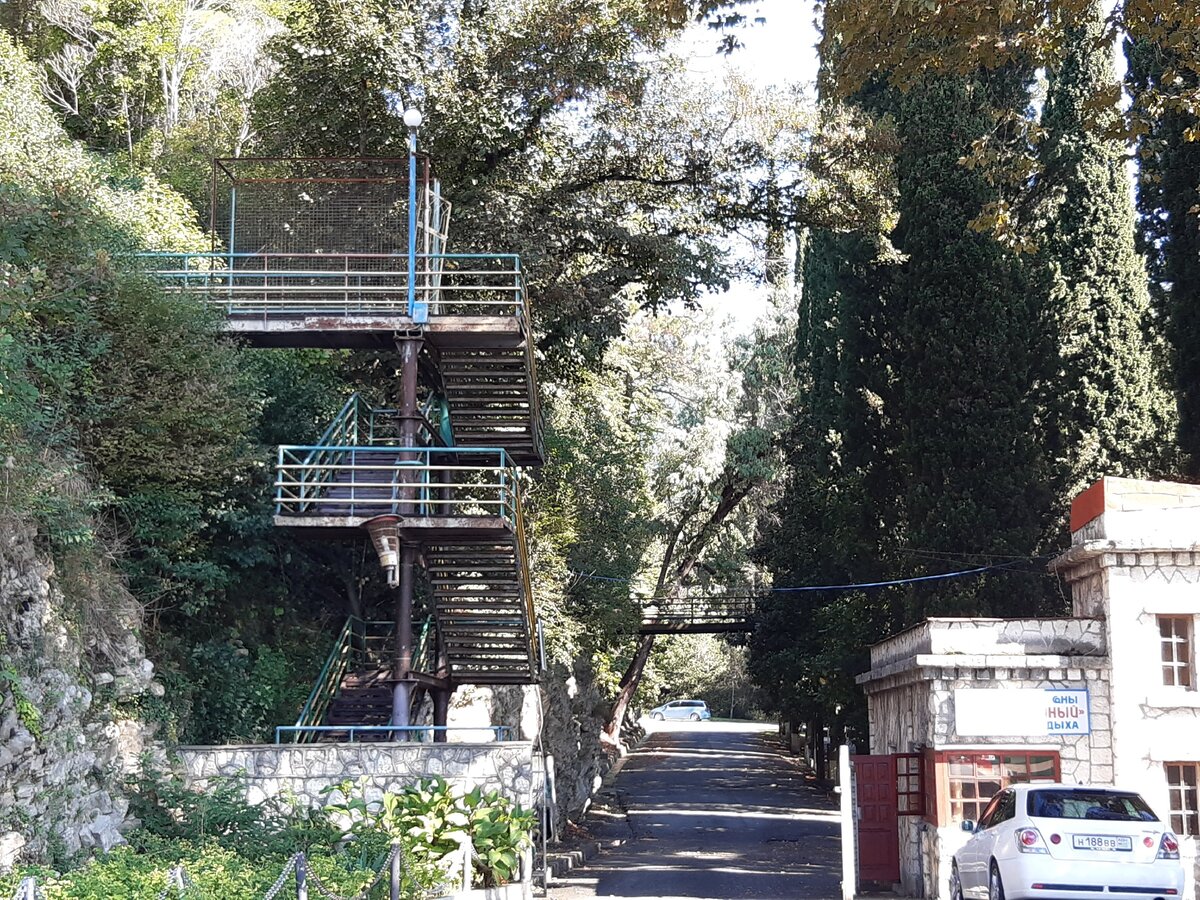 Въезд на дачу. Дальше бывший ЦК овский санаторий "Солнечный" и сама дача.