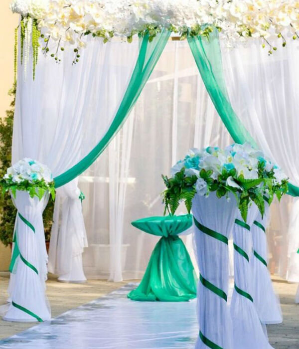 Источник https://umnica-krasavica.ru/wp-content/uploads/2017/09/neveroyatnaya-i-misticheskaya-svadba-mechty-v-izumrudnyh-tonah.jpg