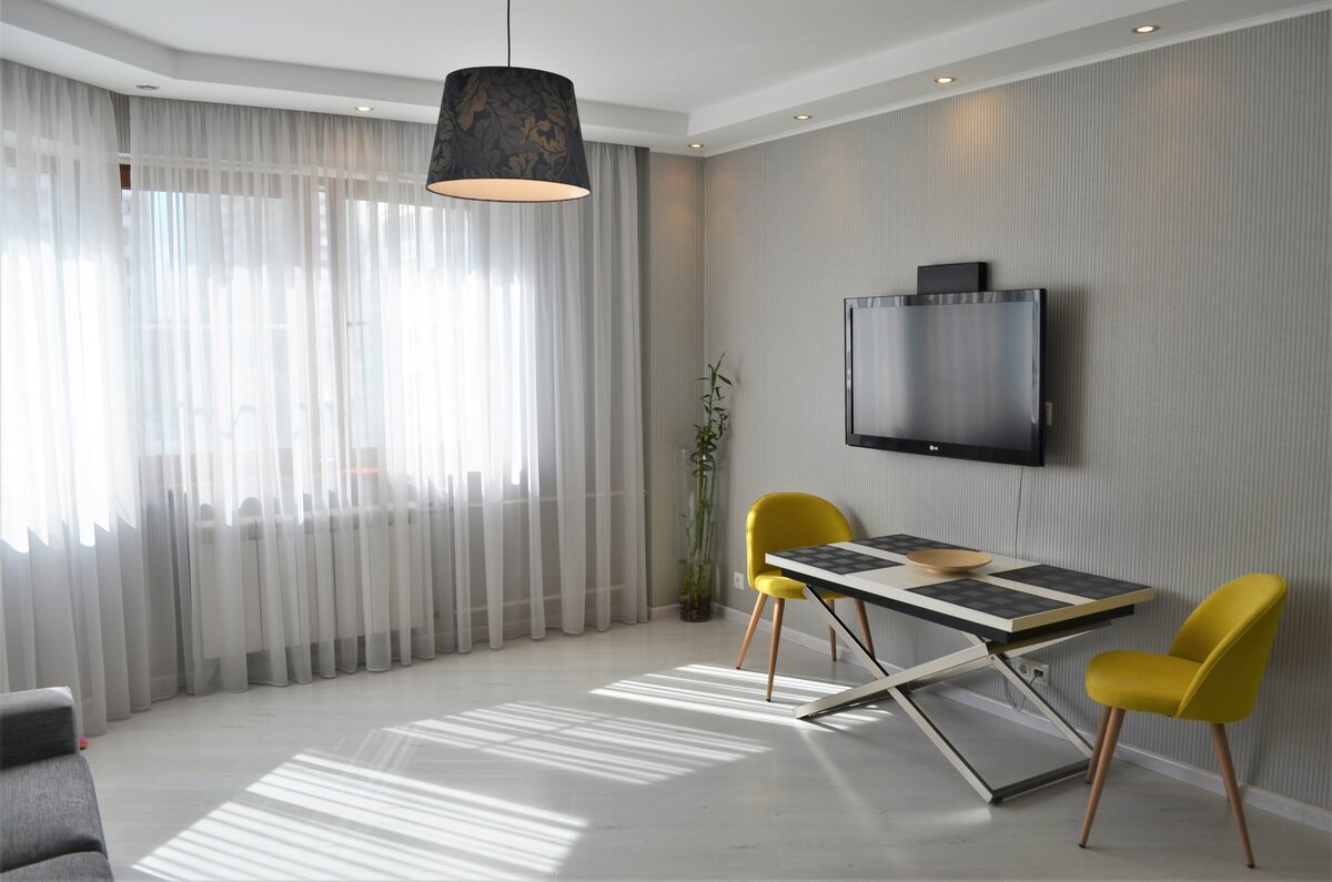 много света в гостиной комнате