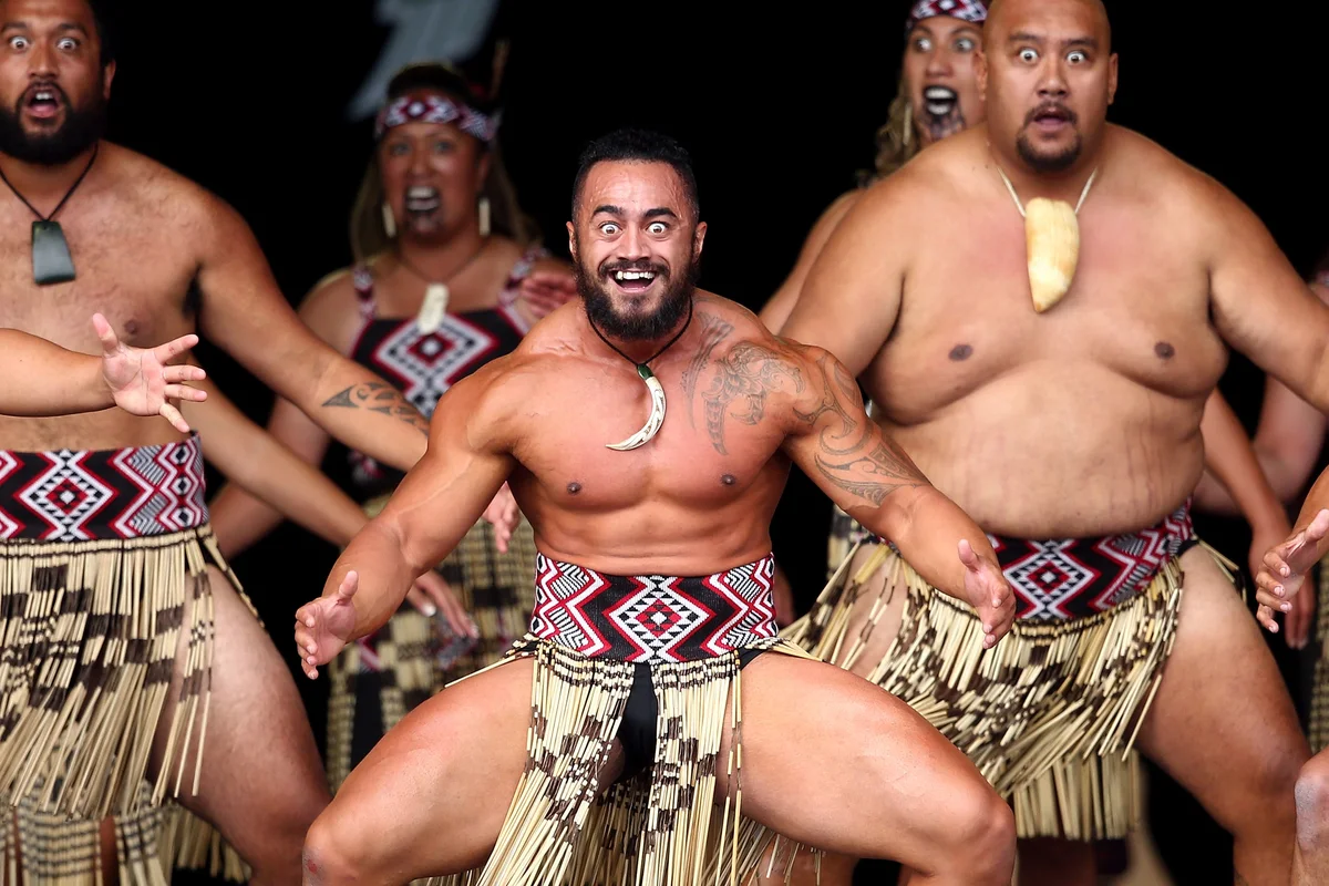 Войны новой зеландии. Маори танец хака. Танец Haka новая Зеландия. Хака танец новой Зеландии. Боевой танец Маори хака.