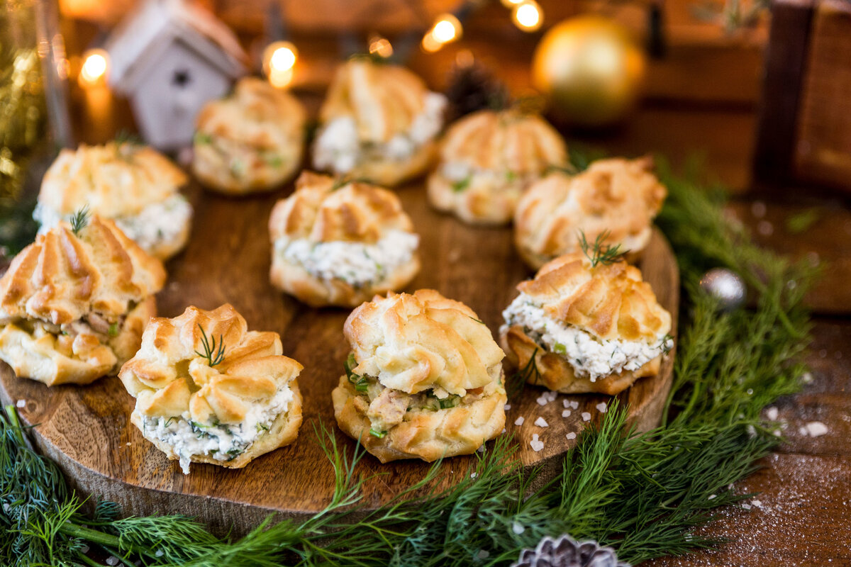 Закуски на нг. Профитроли закусочные. Профитроли с сырной закуской. Профитроли несладкие. Профитроли закусочные на праздничный стол.