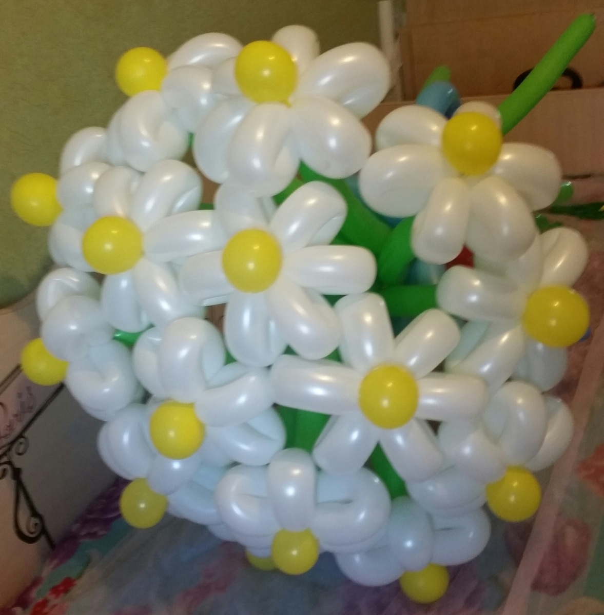 Ромашки из воздушных шаров, фото из личного архива. 