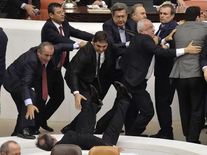 Турецкий парламентарий падает во время драки во время дебатов по законопроекту о расширении полномочий полиции в парламенте Турции. 