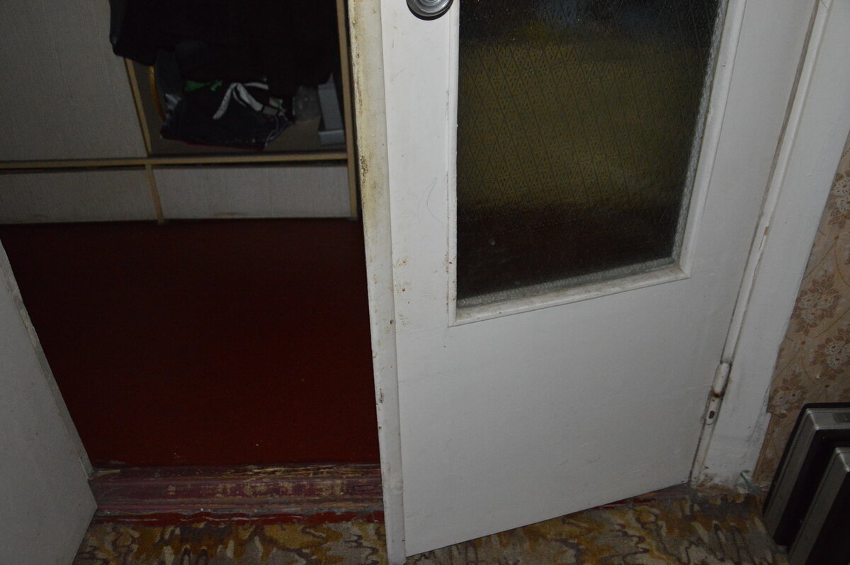 Советские двери на входе в зал