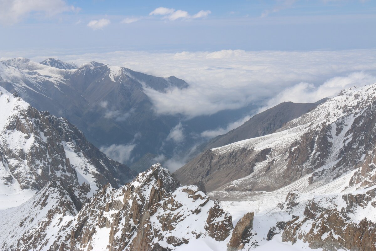 Вершина поэзии. Ала Арчинское ущелье Кыргызстан. Ущелье ала Арча. Самый высокий пик ущелья ала Арча. Самые красивые места Киргизии.