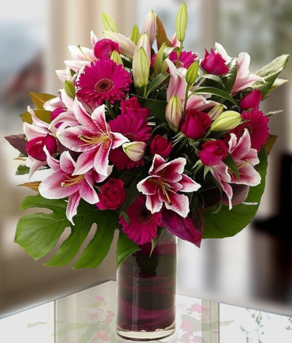 Чтобы заказать цветы с доставкой в Казани, воспользуйтесь ассортиментом флористического салона «Парижанка».