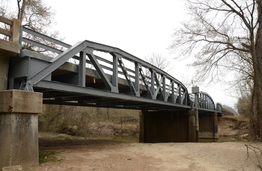 Мостов через реку, и не сосчитать. Многие из них поситине старинные, и до сих пор исправно служат