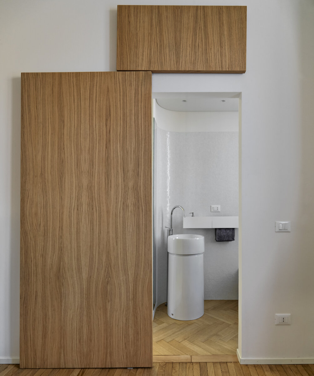 Почему в ванную комнату надо ставить только раздвижную дверь | BERIZON ...