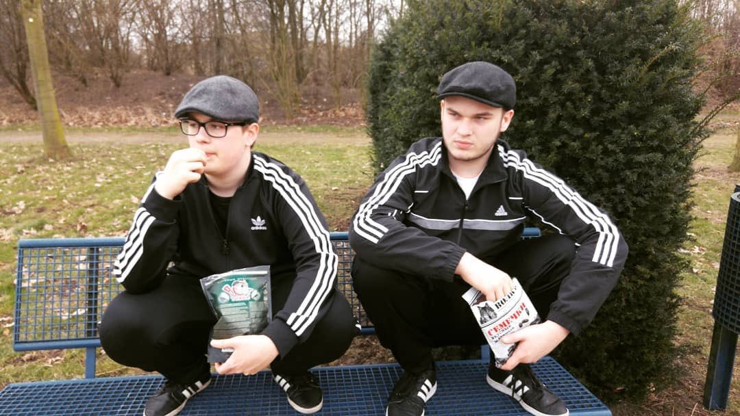 Девушка на кортах