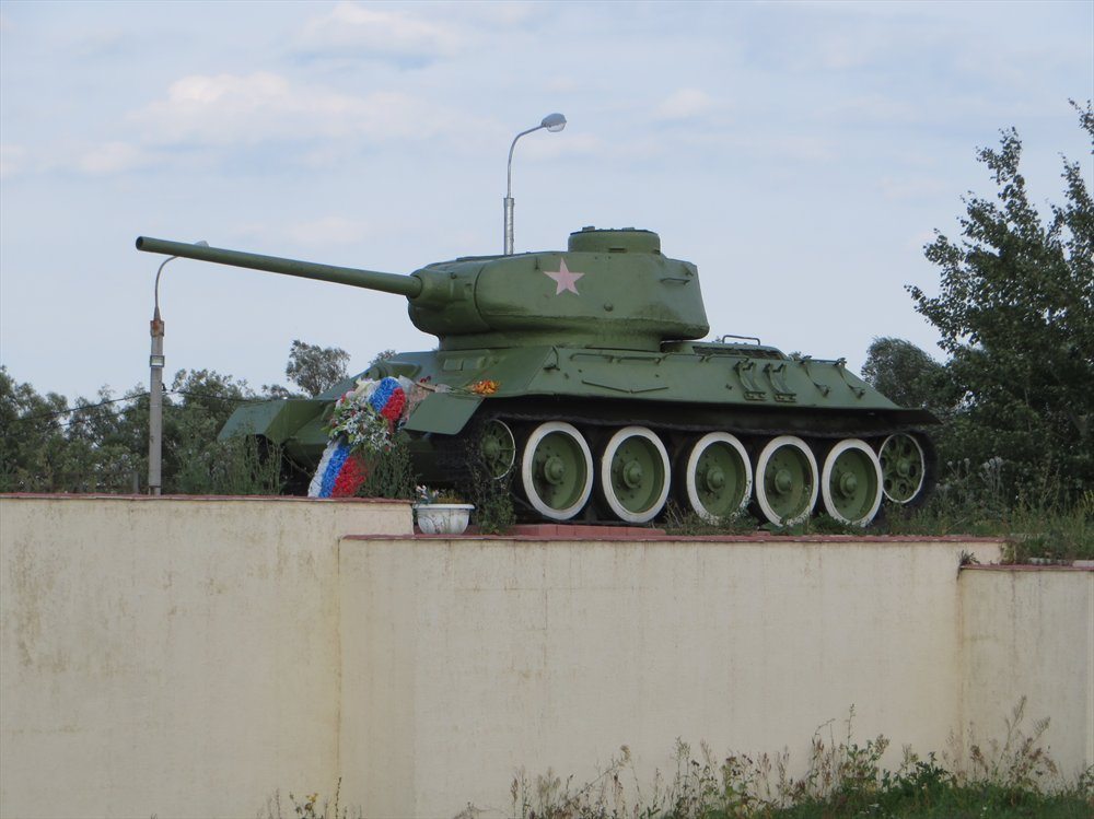 Танк Т-34-75.  Памятник на месте подвига героического экипажа