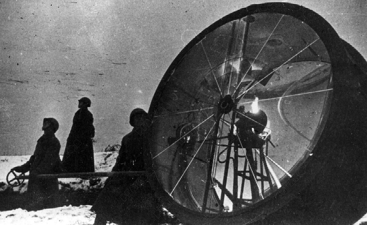 Бойцы войск наблюдения и оповещения о воздушном нападении у прожекторов. Московская обл. СССР. 1941. Фотограф С. Струнников. Арх. № 0-272341 