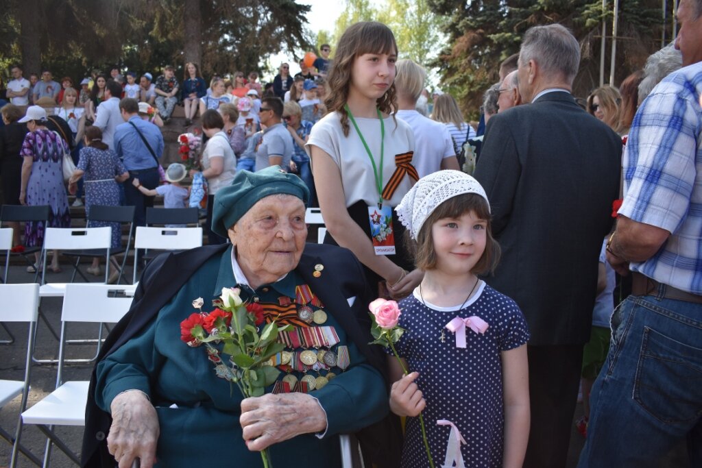 Евгения Николаевна  Пустозёрова несмотря на почтенный возраст занимается патриотическим воспитанием молодёжи. Фото Надежды Юшиной.