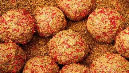 Зимняя прикормка для окуня применяется с учётом особенностей водоёма. После того как сделан выбор места для зимней ловли окуня прикормка доставляется на дно любым удобным способом.