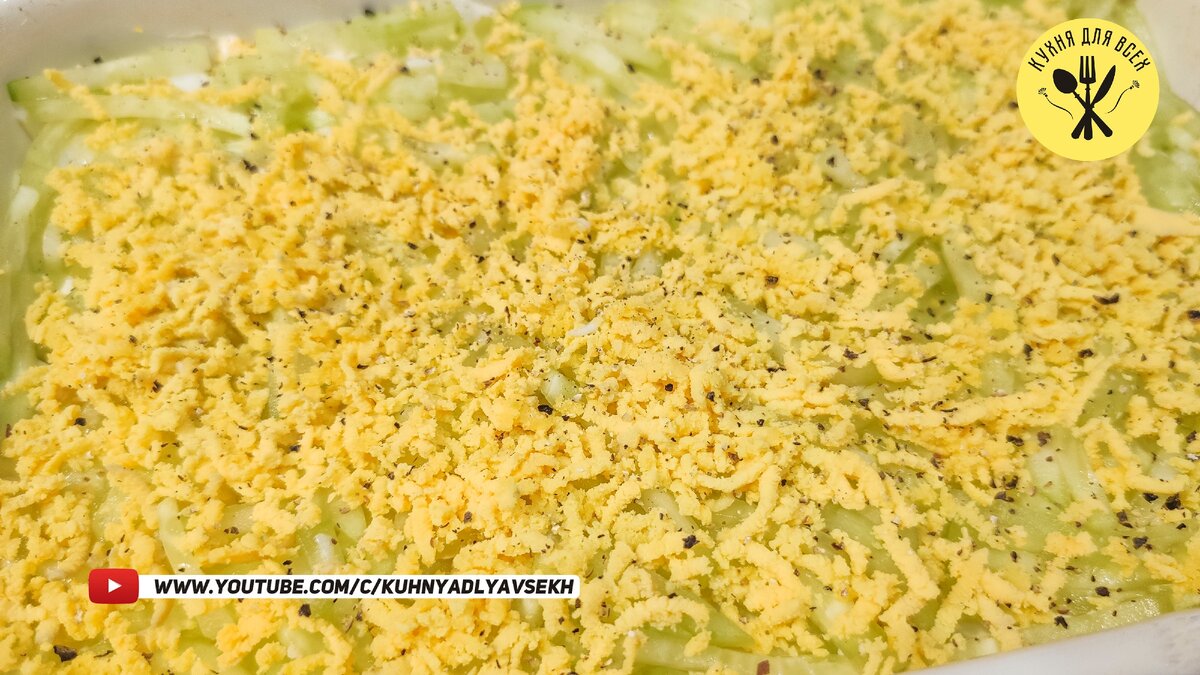 салат монах слоеный. салат баварский с копченой курицей. салат с курицей и грибами и сыром. слоеный салат с копченой курицей и морковью. салат монах слоеный с курицей рецепт классический.