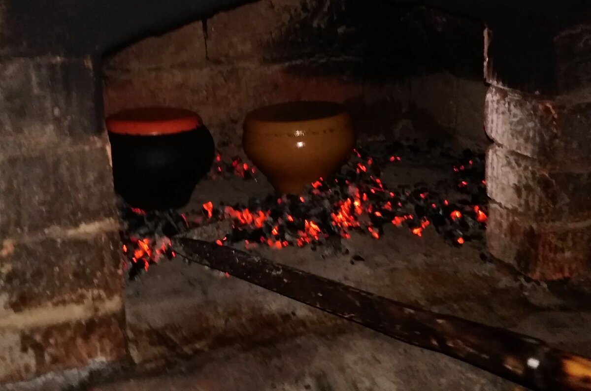 Так выглядят угли, когда можно закрывать вьюшку. Это русская печь и в ней всё происходит несколько иначе. Фото взято для того, чтобы показать угли. Обратите внимание, на углях нет голубых огоньков.