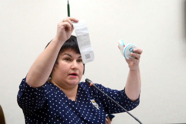 Активистка Елена Петрова на собрании в Думе по поводу снюсов. Фото: Светлана Коцубинская
