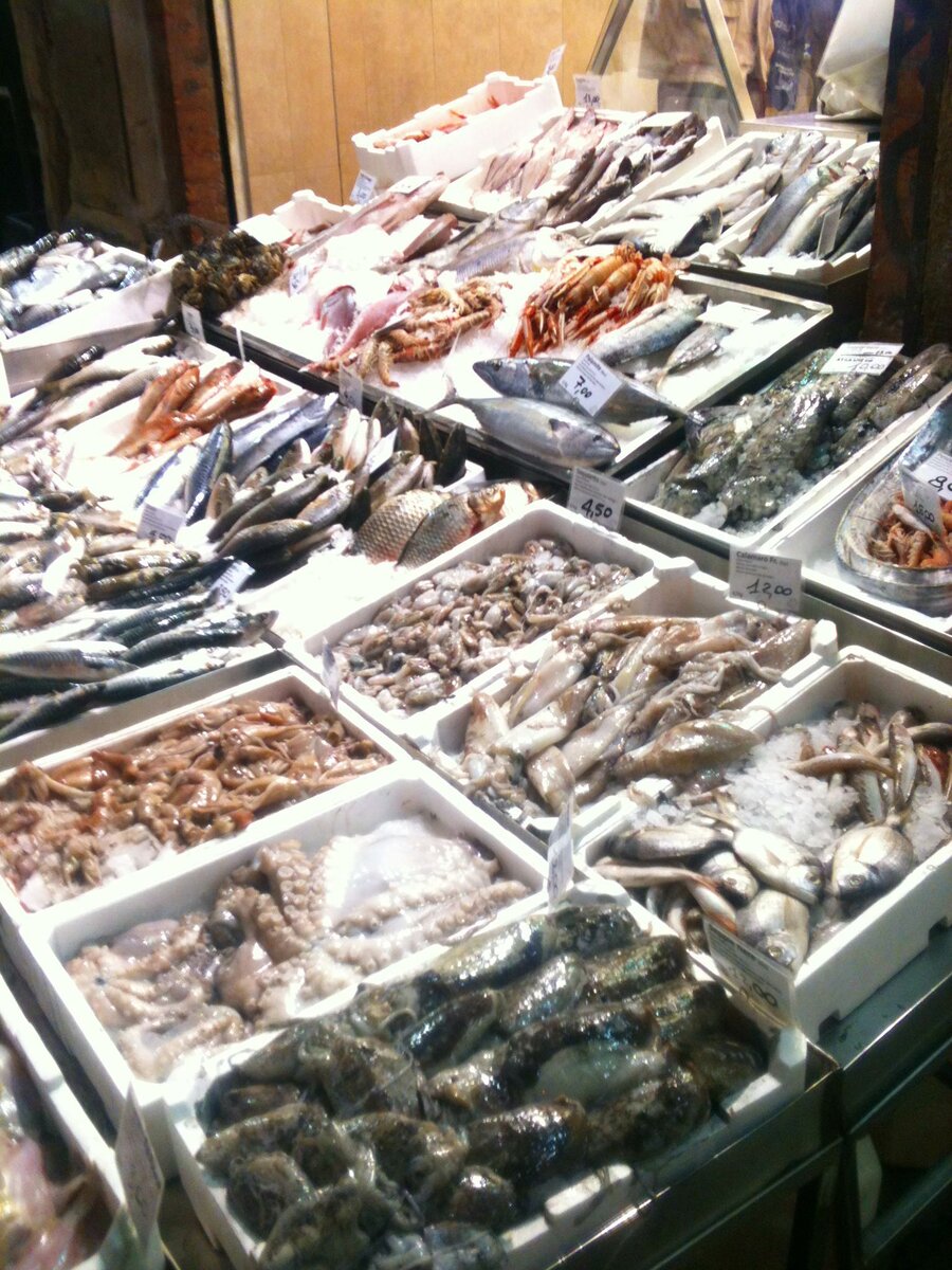 Фото: Piano Piano (в Италии даже в городах, расположенных далековато от моря, можно купить свежей рыбы и морепродуктов; здесь, например, вечерний рыбный рынок в Болонье)