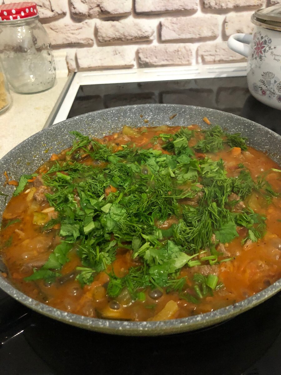 Гуляш с домашними маринованными огурчиками 