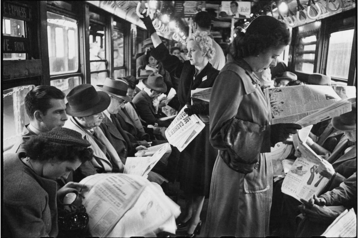 и снова все с газетами в руках