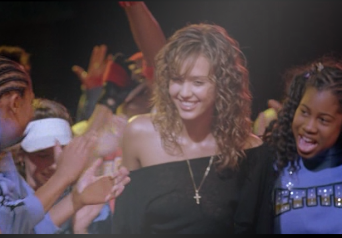 девушка танцует в платье. девушка в платье красивая. как четко танцует красотка песня. девушка в платье красивая. красивая девушка танцует.