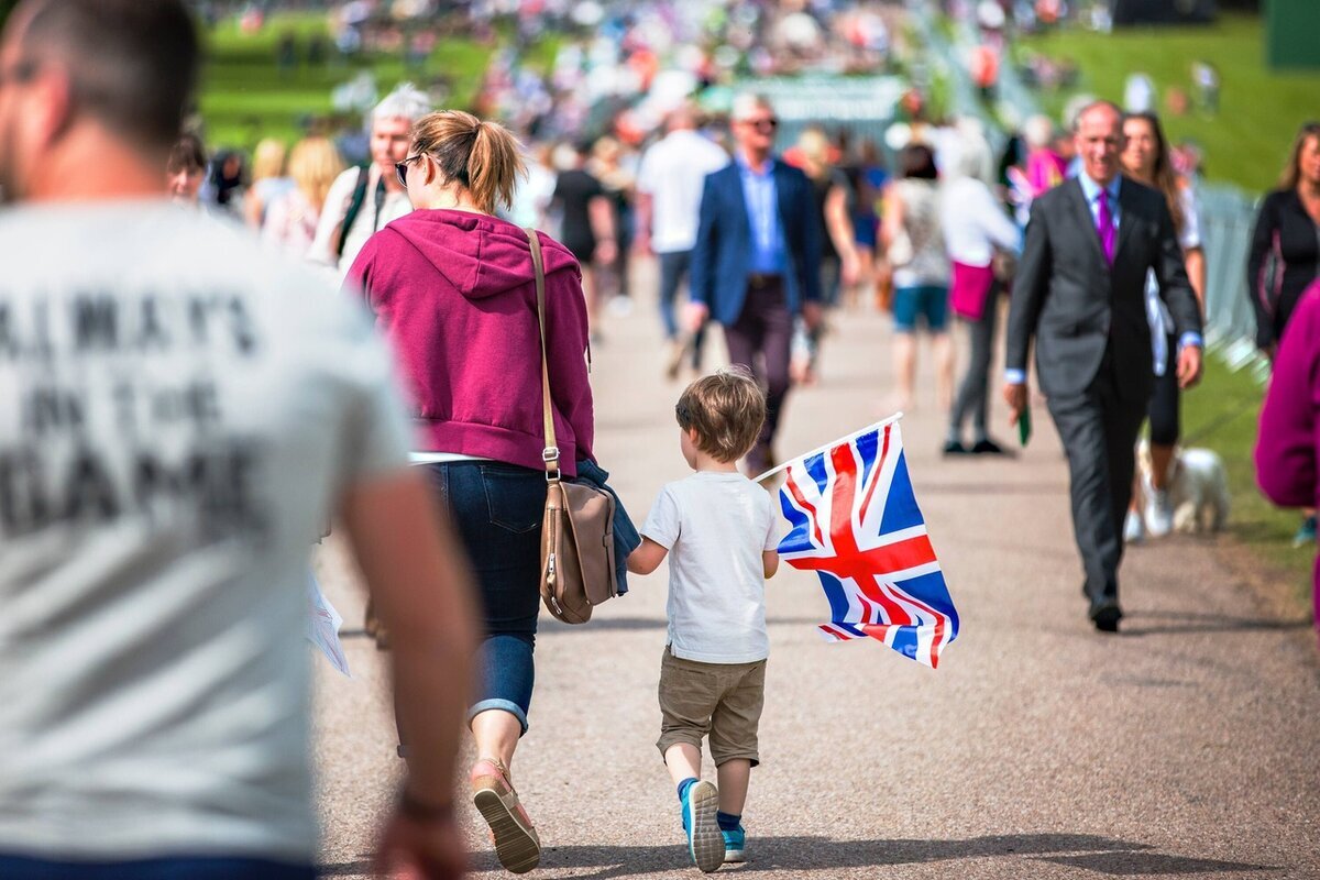 English children must. Дети Британии. Англия для детей. Украинские беженцы в Британии. Типичная семья в Великобритании.