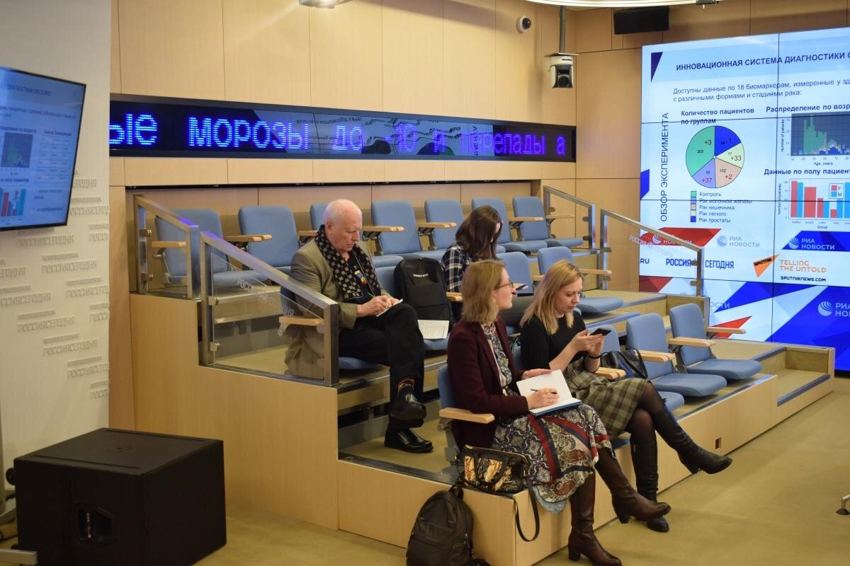 Пресс-конференция проходила в рамках «группового интервью», где ведущий поочередно задавал вопрос, касаемый тематики онкологии, каждому участнику конференции, которыми стали: