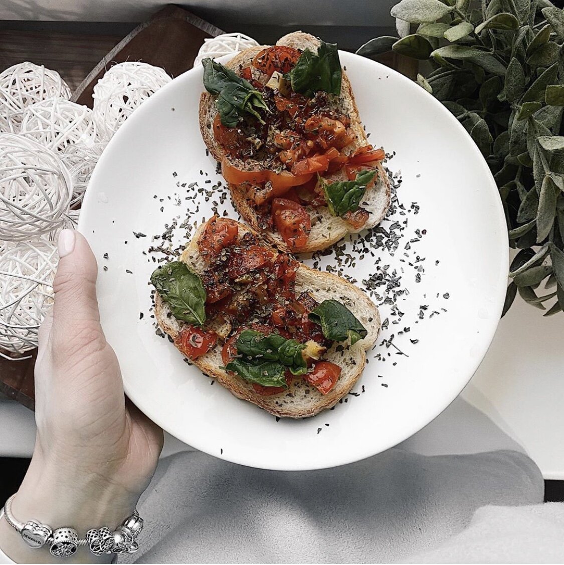 Брускетта с Черри и базиликом 🌱