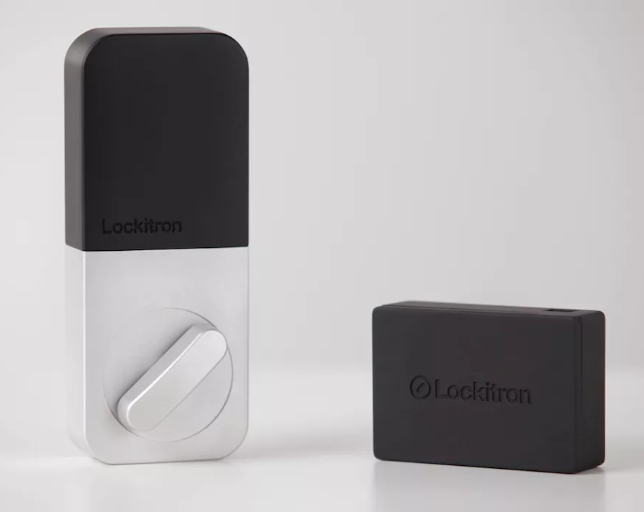 2. Умный дверной замок Lockitron Bolt. Основан на системе блютус, слушается только хозяина квартиры и тех, кому он предоставил доступ. Отправляет оповещения на смартфон при открытии или закрытии двери .