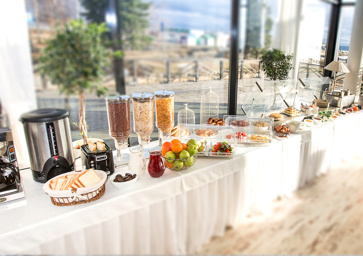 Шведский стол на завтраке. Фото из интернета.