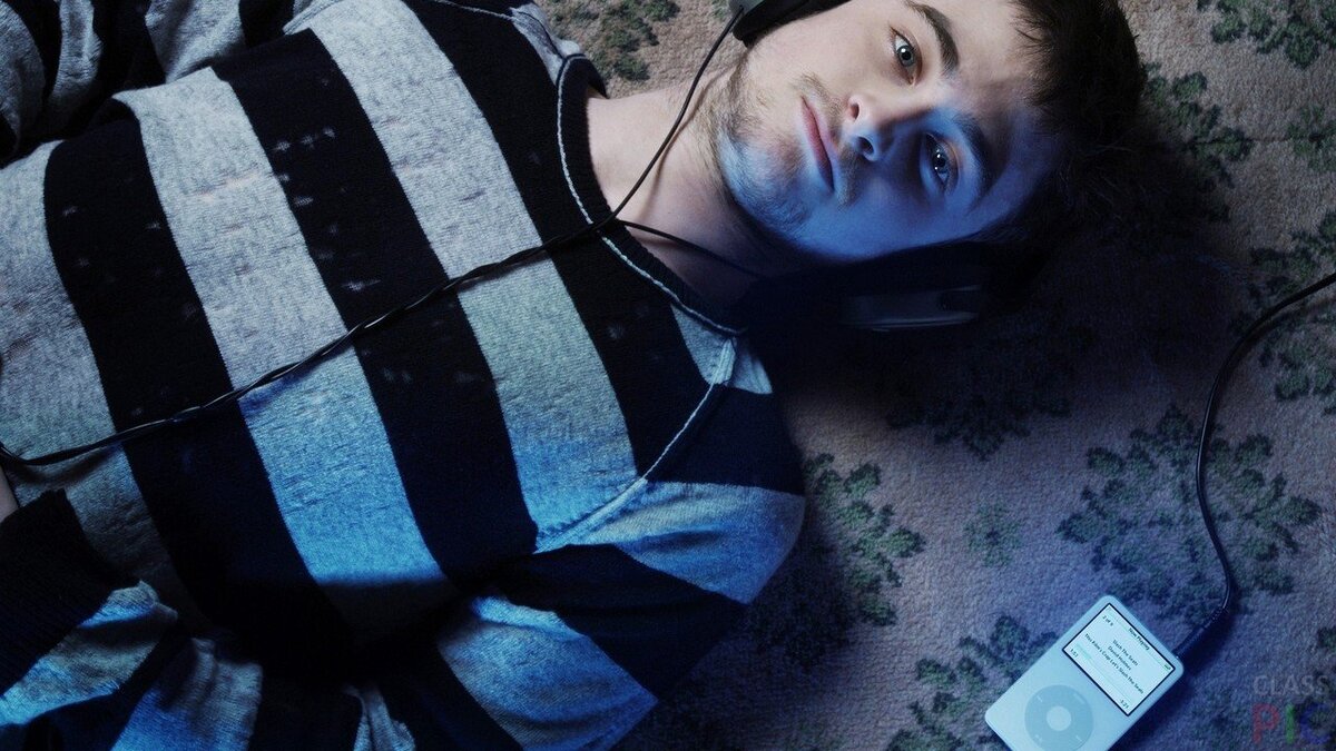 Кстати, это Дэниел Редклифф - актер, который играл Гарри Поттера.