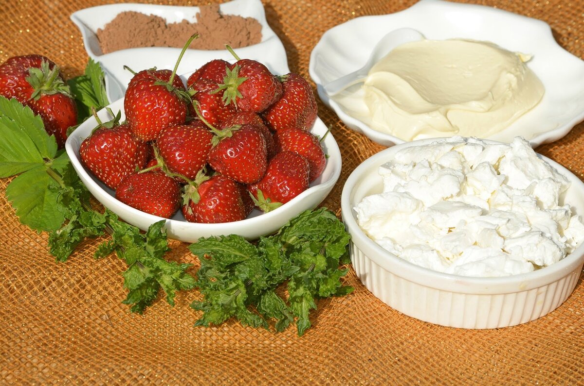 Натуральные ягоды и творог со сметаной — вариант как вкусно и полезно начать день