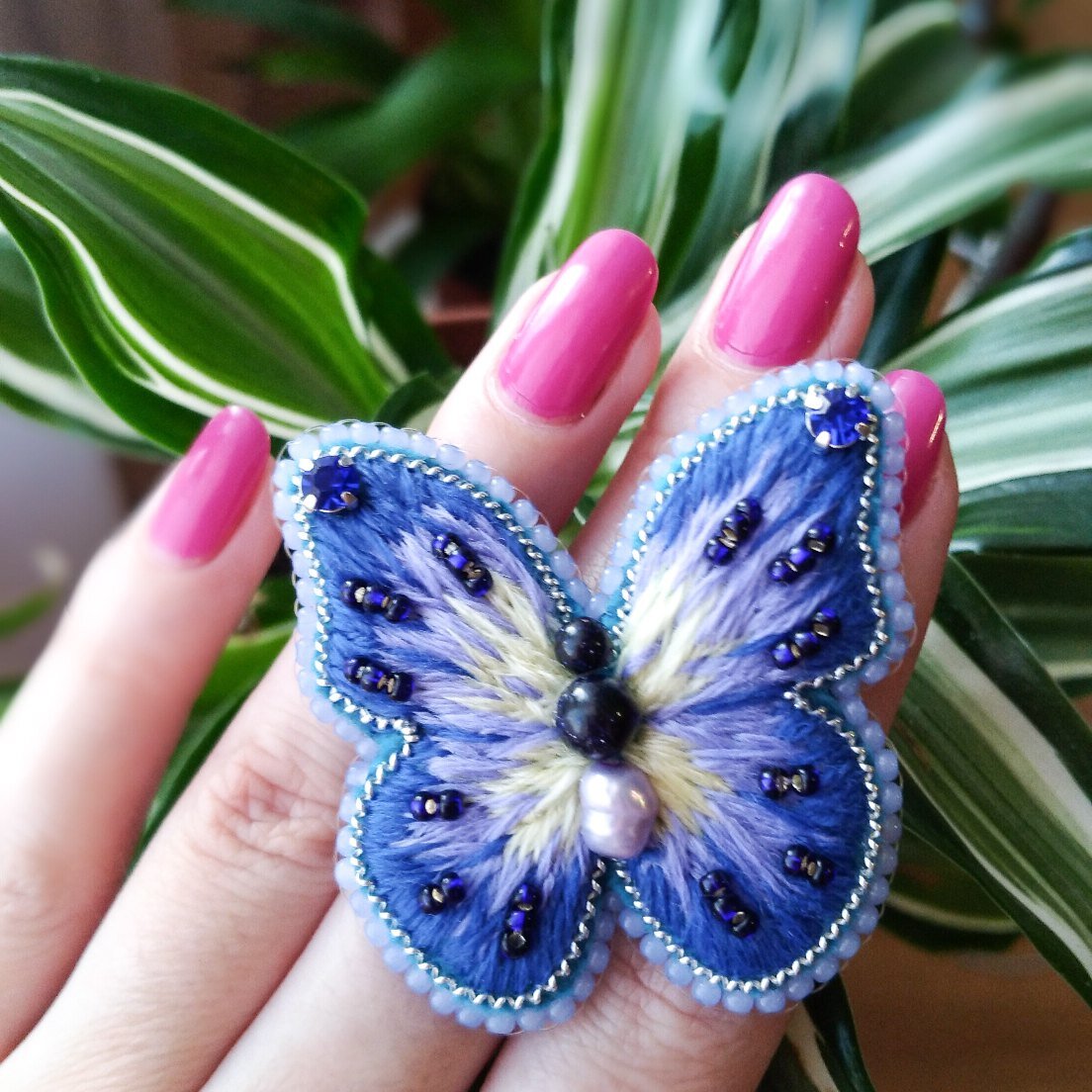 Благодаря современным технологиям упростилось и ускорилось производство многих изделий, некогда дорогостоящие товары стали более доступны, но в тоже время более просты и однотипны.⠀Машины могут сделать все, что угодно: мебель, светильники, аксессуары, ковры, игрушки и т. д. Но они никогда не сделают того, что человек может создать своими руками.⠀В наше время ручное мастерство приобретает особую ценность. И, как бы это шаблонно ни звучало, мое мнение, любая ручная работа – уникальна!😍⠀И неважно, сотворен ли предмет руками мастера, именитого дизайнера или просто энтузиаста – изделия ручной работы всегда неповторимы.⠀Эти предметы обладают невероятной энергетикой и несут в себе частичку их создателя, тепло рук, мечты и фантазии. В таких предметах всегда таится загадка, приятное чувство комфорта и уюта.😍⠀Ведь согласитесь, что «делать» и «создавать» – это два разных понятия. Машина может сделать предмет за секунду, творец же потратит часы кропотливой работы, которые потом превратятся в волшебство.💕⠀И такие вещи ручной работы по определению не могут стоить дешево. Ведь вещи, сделанные вручную – редкость в нашем мире, особенно когда они сделаны с трепетным отношением к деталям, красоте и уникальности конечного изделия.⠀Изделия ручной работы всегда будут отличным подарком, подчеркивая ваше особое отношение и чувства к человеку, которому вы их преподносите. Несомненно, у всех без исключения вызовет восторг и дом, который наполнен предметами, сделанными вручную.⠀Сделанная руками вещь– это предмет искусства, особенно в мире современных технологий, в мире машин и виртуальной реальности.👌⠀⠀Вы согласны со мной?⠀