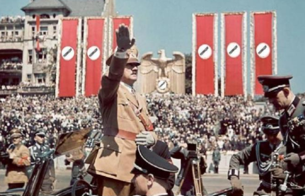 Адольф Гитлер на параде в Берлине в честь своего 50-летия. 20.04.1939 г