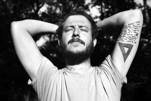 Bon Iver он же Джастин Вернон - яркий представитель американской фолк-сцены. Джастин был обычным работником, проводил свои дни скучно и неинтересно.-2