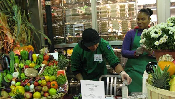   В 2015 году американские исследователи, проведя серию экспериментов на лабораторных мышах, выяснили: жирная и сладкая пища заставляет животных есть больше, чем нужно для насыщения. Жиры влияли на работу гена mTORC2, отвечающего за передачу сигналов между нейронами в центре насыщения мозга, гипоталамусе, и выработку дофамина — гормона удовольствия. Возникал порочный круг: грызуны поглощали жирную пищу, которая влияла на гипоталамус и заставляла их есть еще больше, что, в свою очередь, усиливало нарушения в работе мозга.Похожий механизм обнаружили и у слепых рыб-альбиносов Astyanax mexicanus, обитающих в отдаленных пещерах на северо-востоке Мексики. В их ДНК из-за мутации неактивен ген MC4R, кодирующий лептин. Этот гормон подавляет аппетит и синтез инсулина в мозге, а когда его нет или мало, как у рыб-альбиносов, животные страдают ожирением и постоянно испытывают голод.Слепые астинаксы нормально едят примерно раз в год, когда в пещеры с наводнениями попадает пища. Благодаря низкому уровню лептина, вызванному мутацией, они не умирают от голода и выглядят даже более упитанными, чем их сородичи, обитающие в водоемах на поверхности. В лабораторных же условиях представители пещерного вида после двух месяцев без еды худели в два раза медленнее, чем особи того же вида, у которых ген MC4R и, соответственно, уровень гормона были в норме.28 апреля 2015, 10:49Биологи нашли выключатель чувства голода в мозге человекаМеждународная группа биологов обнаружила в мозге человека особый регион, который кодирует сигналы голода и сытости, и научились управлять его работой на примере мышей, которых они лишили чувства голода и всех связанных с ним неприятных ощущений.Схожим образом изменения в работе гена mTORC2 и мутация в MC4R действуют и на человека. По мнению исследователей из Гарвардского университета, люди как вид изначально были склонны к полноте. Причина — дефицит еды. Ведь с точки зрения эволюции способность потреблять много калорий сразу, а потом долго хранить их в виде жира, выгодна. Однако сегодня у человечества практически неограниченный доступ к высококалорийной пище, что и привело к эпидемии ожирения. 