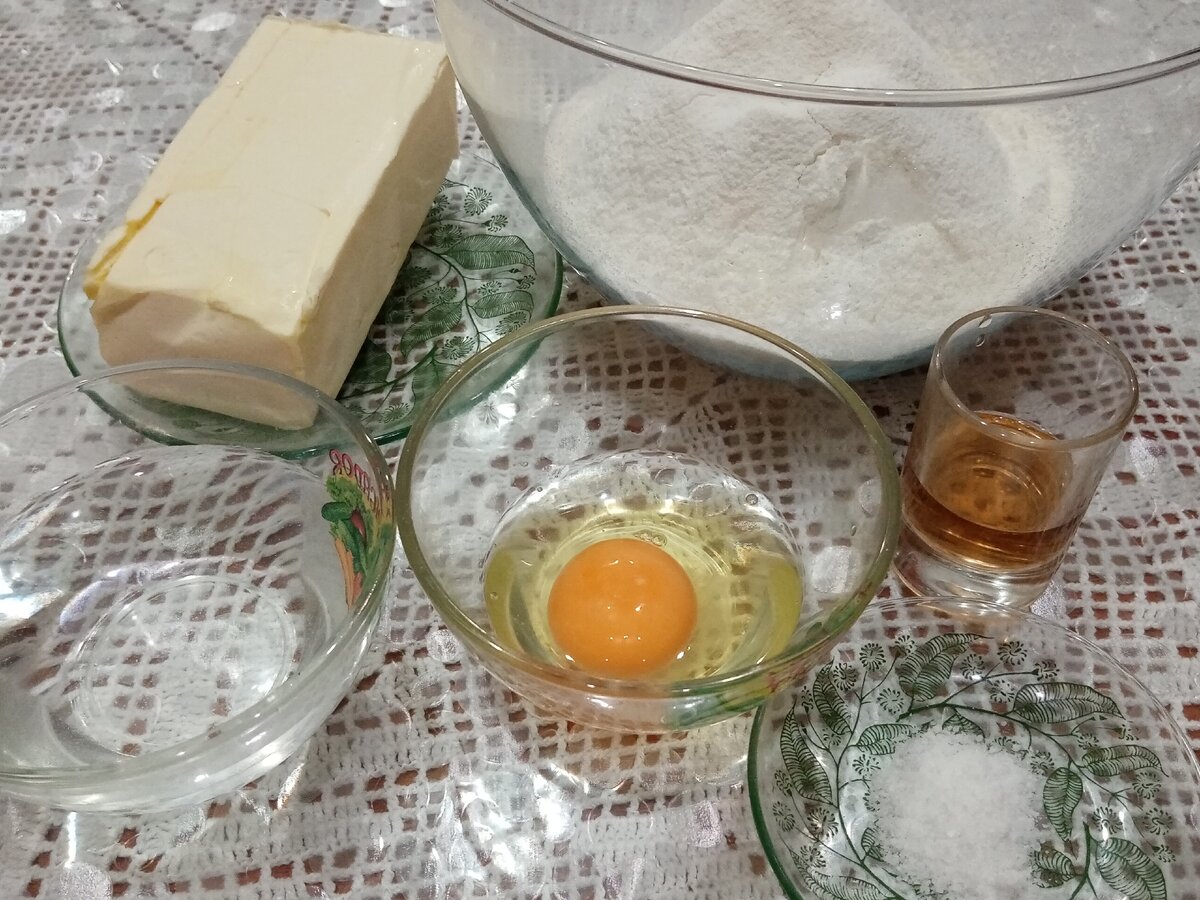  Мука – 480 г Сливочное масло (маргарин) – 300 г
Яйцо 1 шт.
Вода – 180 г
Уксус 6% яблочный ( можно 9% столовый уксус) - 2 ст. ложки
Соль – ½ ч. ложки
