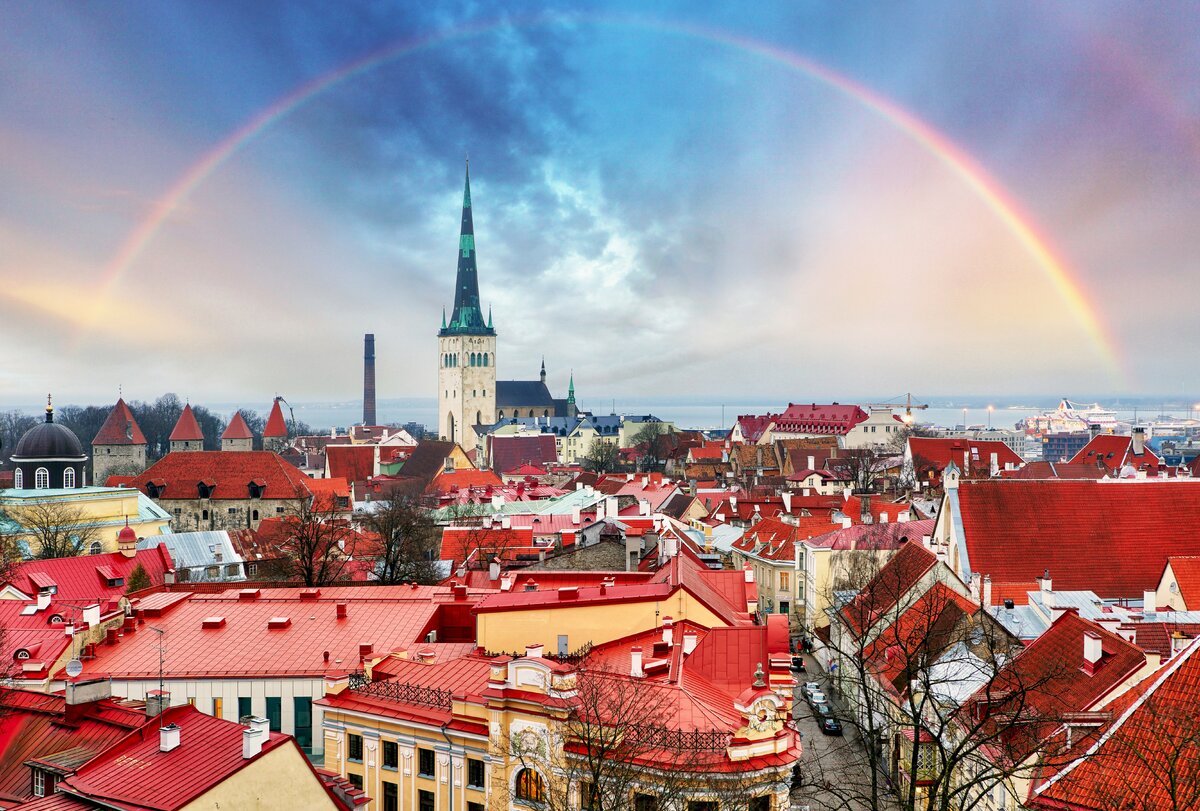 Фото:
https://img4.goodfon.ru/original/5470x3696/b/1f/tallinn-estonia-tallin-rainbow-sverkhu-doma-raduga-gorod.jpg