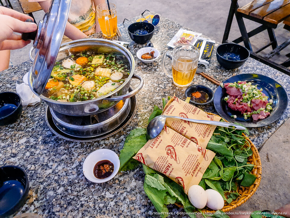 Случайно зашли в кафе во Вьетнаме, в котором все столики заняты местными. А оказалось, что еду пришлось готовить…