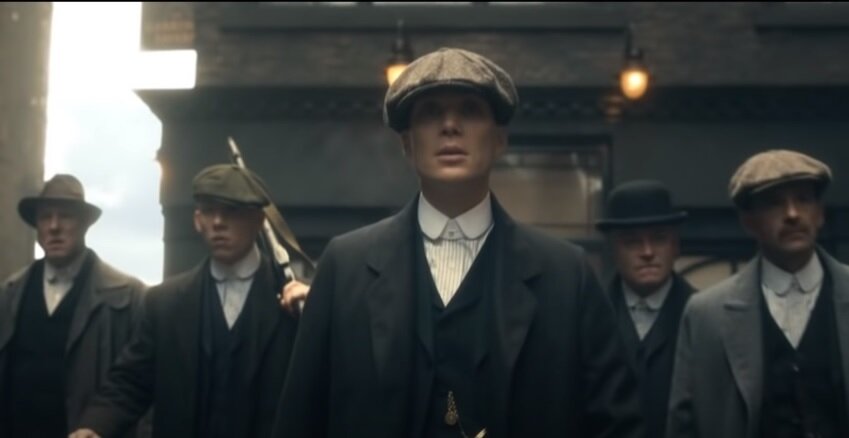 кадр из сериала "Острые козырьки"