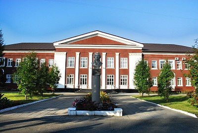 Сейчас это Государственный колледж, здесь Валя училась.