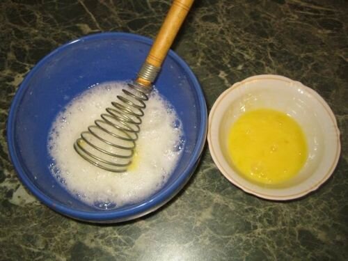     Как вы уже обратили свое внимание на то, что в данном виде торта не используется мука. И так преступим к одному из самых важных этапов подготовки. Для того, чтобы наш торт получился не только правильным, но и вкусным, тщательно подходим к процессу смешивания ингредиентов.       Берем небольшую мисочку, примерно, объемом 2 литра, и топим в ней шоколад, и масло, постоянно помешиваем на медяном огне. Затем переливаем всю смесь в миску побольше.       Отдельно взбиваем яичный желток, доводя смесь до коричневатого цвета и отдельно белок с винным камнем (в течение 5,6 минут). Затем постепенно вмешиваем шоколадную смесь, в белковую.   