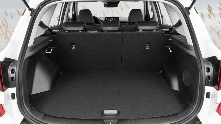 Докатка в доступных комплектациях экономит дополнительные 35 л. А если запасное колесо полноразмерно (как на фото), объём ограничен 433 литрами. Отделка багажника проста, но аккуратна. Заявленная погрузочная высота ― 727 мм.