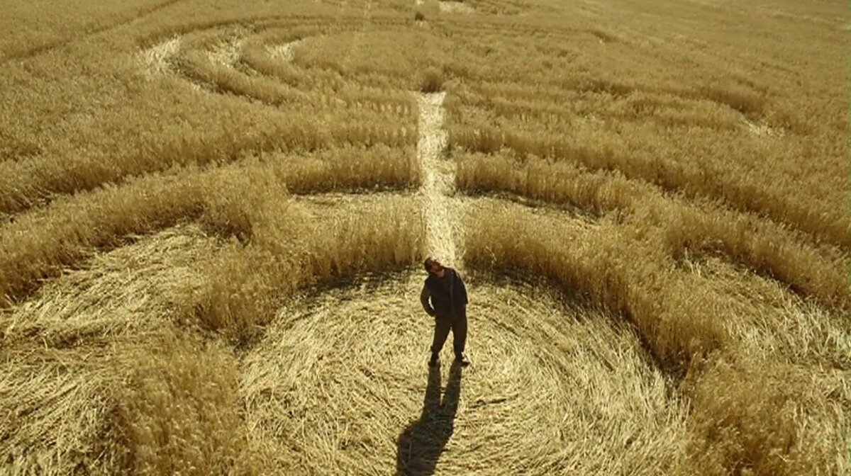 Карапинар турция дыра. Вспаханная земля. Поле с дорогой. Дыры в земле в поле. Яма в поле.