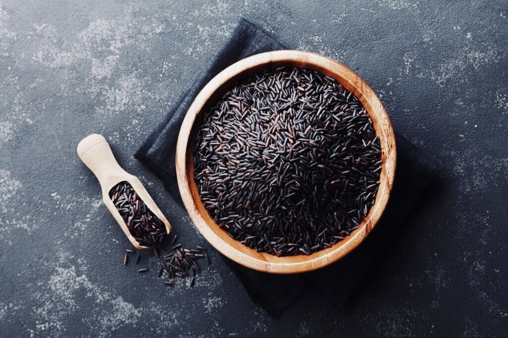 Чёрный рис  выступает отличной основой для диеты. Рис не только сочетается практически с любыми продуктами, кислыми, горькими или сладкими, но и отличается низким содержанием калорий. Во многие диеты черный рис включен ещё и потому, что помогает очищать кишечник и выводить токсины. Его употребление позволяет выводить лишнюю жидкость из организма и снимать отеки. Поэтому сегодня существует много методик похудения, основанных на этой крупе.
