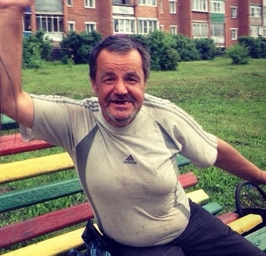 бомж потянул рюмочку